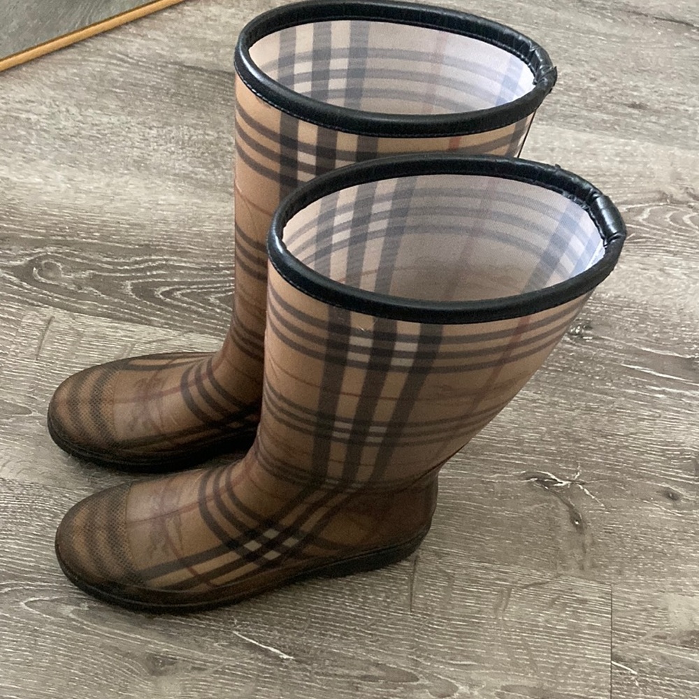 Burberry woman’s rain boots